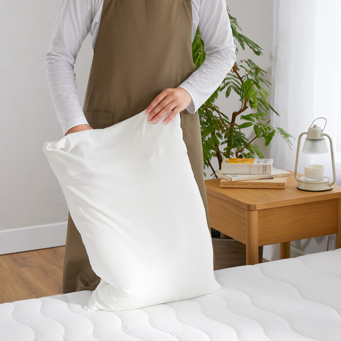 Dr.Bones Pillow for kumonoyasuragiの枕カバーを入れているシーン