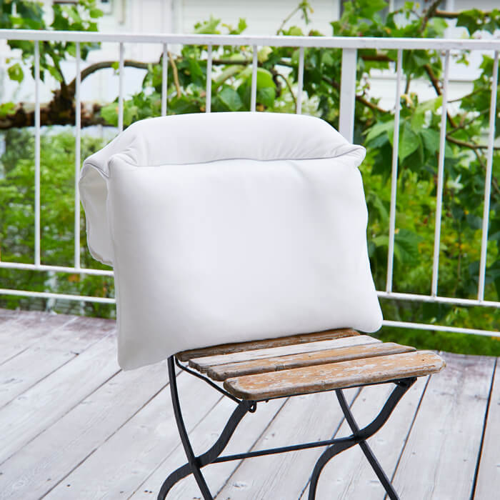 Dr.Bones Pillow for kumonoyasuragiを外で干しているシーン